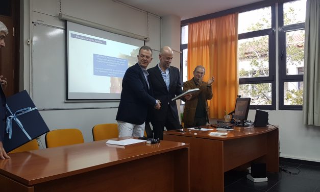 Ο Γιάννης Ρέτσος εισηγητής σε φοιτητές μεταπτυχιακού