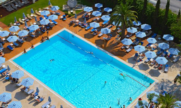Στην πισίνα του Hilton