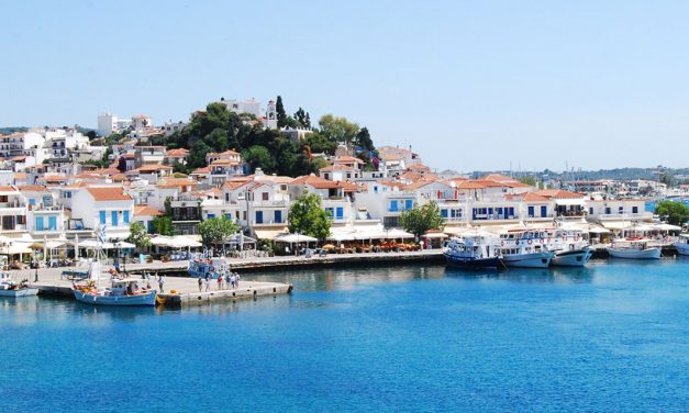 Άγγλοι τουρίστες έκαναν ποδαρικό στο αεροδρόμιο Σκιάθου
