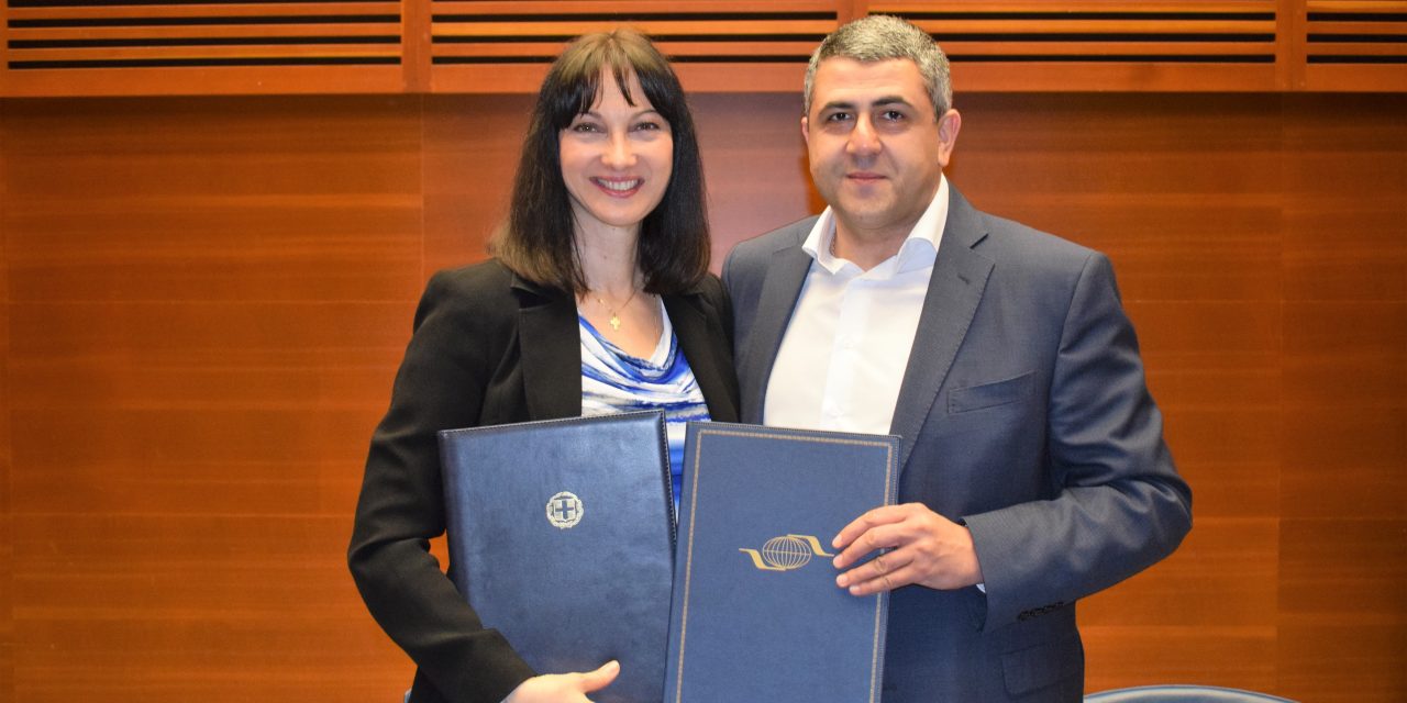 Η Υπουργός Τουρισμού Έλενα Κουντουρά και ο ΓΓ του Παγκόσμιου Οργανισμού Τουρισμού Ζόραμπ  Πολολικασβίλι υπέγραψαν συμφωνία για την κορυφαία διοργάνωση στην Ελλάδα της Διεθνούς Συνάντησης για τον Τουρισμό στο Δρόμο του Μεταξιού