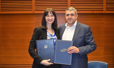 Η Υπουργός Τουρισμού Έλενα Κουντουρά και ο ΓΓ του Παγκόσμιου Οργανισμού Τουρισμού Ζόραμπ  Πολολικασβίλι υπέγραψαν συμφωνία για την κορυφαία διοργάνωση στην Ελλάδα της Διεθνούς Συνάντησης για τον Τουρισμό στο Δρόμο του Μεταξιού