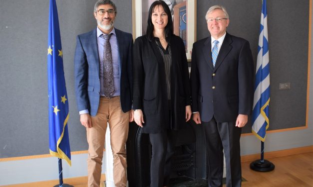 Tην Υπουργό Τουρισμού  Έλενα  Κουντουρά  συνεχάρη ο  Πρέσβης της Ν. Αφρικής στην Αθήνα Marthinus  van  Schalkwyk  για το έργο της και τα επιτεύγματα στον ελληνικό τουρισμό