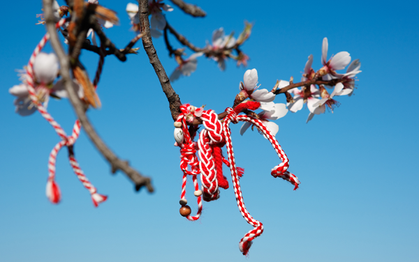 Φόρα το βραχιολάκι σου να μη σε «κάψει» ο Μάρτης και η ιστορία πίσω από αυτό το έθιμο