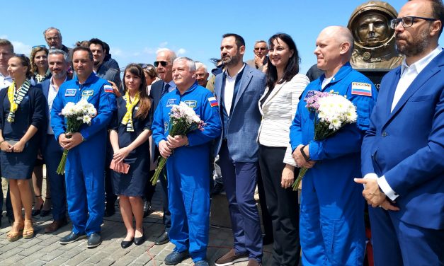 Η Υπουργός Τουρισμού  Έλενα Κουντουρά εγκαινίασε παρουσία εν ενεργεία Ρώσων κοσμοναυτών το πάρκο «Γιούρι Γκαγκάριν» στο Ηράκλειο της Κρήτης, διεθνούς εμβέλειας έργο για την ειρήνη και τη συνεργασία