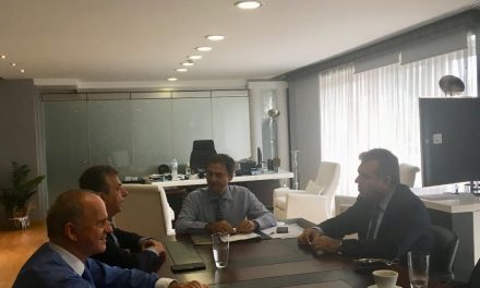 Συνάντηση με τον Περιφερειάρχη Κρήτης κ. Σταύρο Αρναουτάκη είχε το πρωί της Τρίτης ο υπουργός Τουρισμού κ. Χάρης Θεοχάρης.