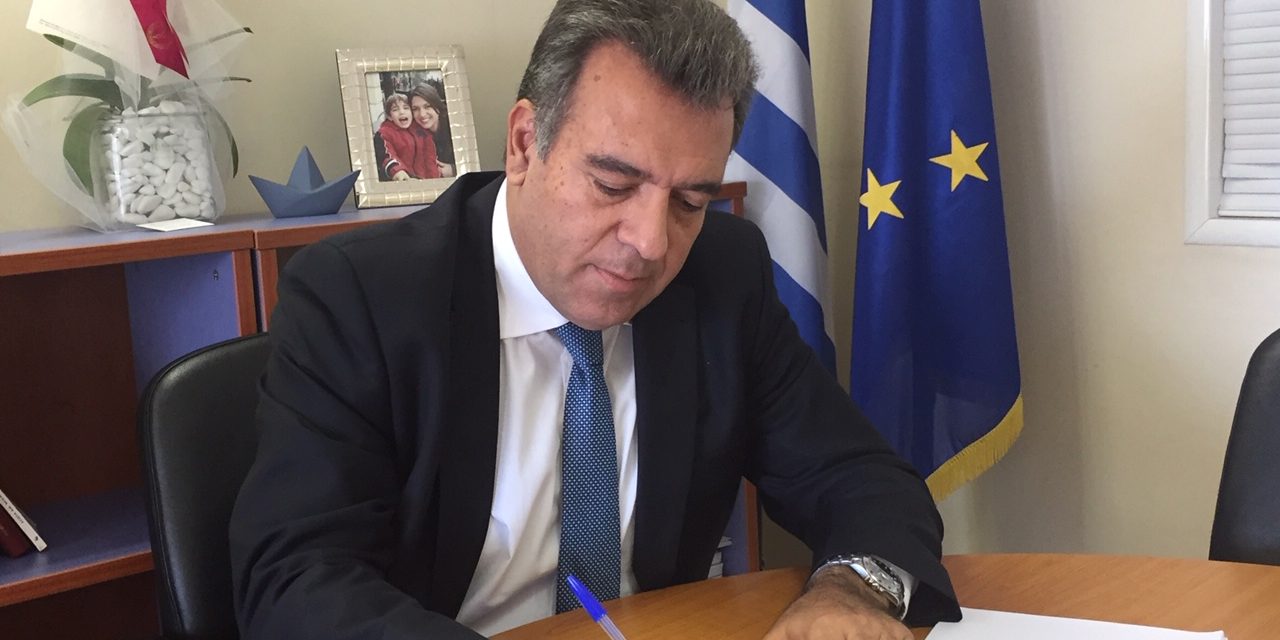 «O Υφυπουργού Τουρισμού Μάνος Κόνσολας υπέγραψε την προκήρυξη για την εισαγωγή 40 σπουδαστών στη Σχολή Ξεναγών Αθήνας»