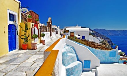 Σε κινούμενη άμμο η ελληνική τουριστική αγορά,αβεβαιότητα προκαλεί η μετάλλαξη Δέλτα