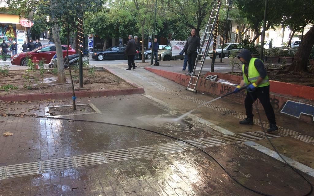 Παρέμβαση καθαριότητας – αποκατάστασης και εορταστικού στολισμού στην Πλατεία Εξαρχείων