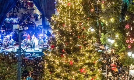 Άναψε το Χριστουγεννιάτικο δέντρο της Αθήνας στο Σύνταγμα