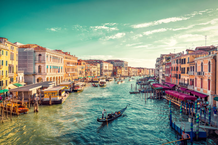 Οι πλημμύρες “βύθισαν” τον τουρισμό της Βενετίας