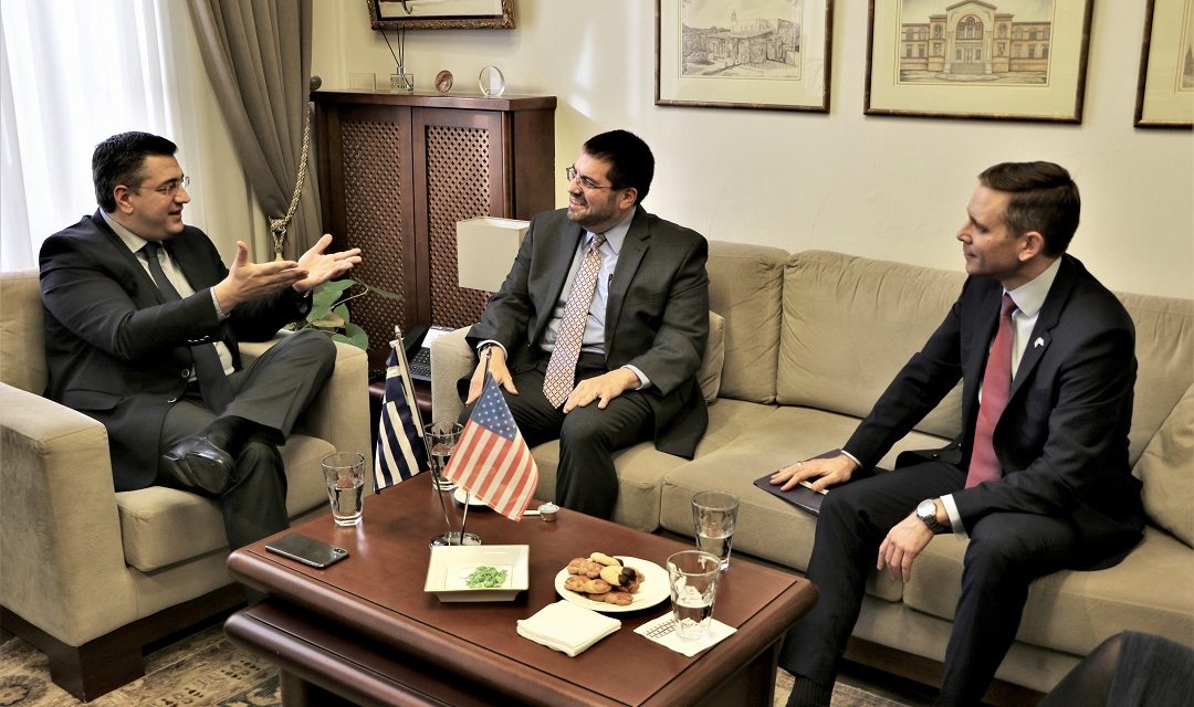 Συνάντηση του Περιφερειάρχη Κεντρικής Μακεδονίας Απόστολου Τζιτζικώστα με τον Επιτετραμμένο στην Πρεσβεία των ΗΠΑ David Burger και τον Γενικό Πρόξενο των ΗΠΑ στη Θεσσαλονίκη Gregory Pfleger