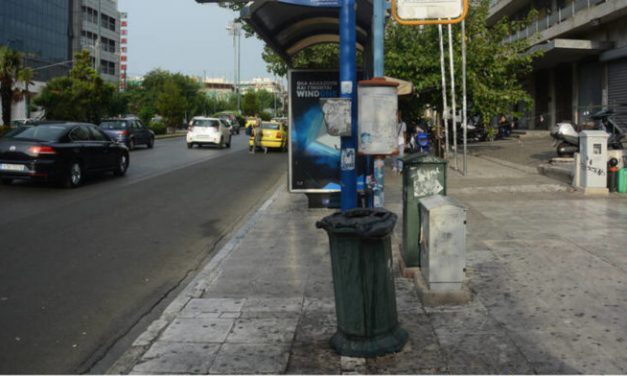 Λεωφορείο έπεσε σε στάση στη Γλυφάδα