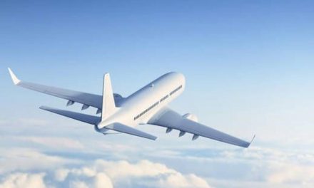 Δώδεκα χώρες ζήτησαν από την Ευρωπαϊκή Επιτροπή να αναστείλει το νόμο που απαιτεί από τις αεροπορικές εταιρείες να προσφέρουν στους επιβάτες πλήρη επιστροφή χρημάτων .