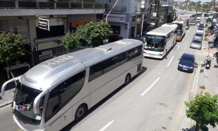 Με μαύρες σημαίες, δεκάδες τουριστικά λεωφορεία στον Βόλο σε εντυπωσιακή διαμαρτυρία (photos,video)