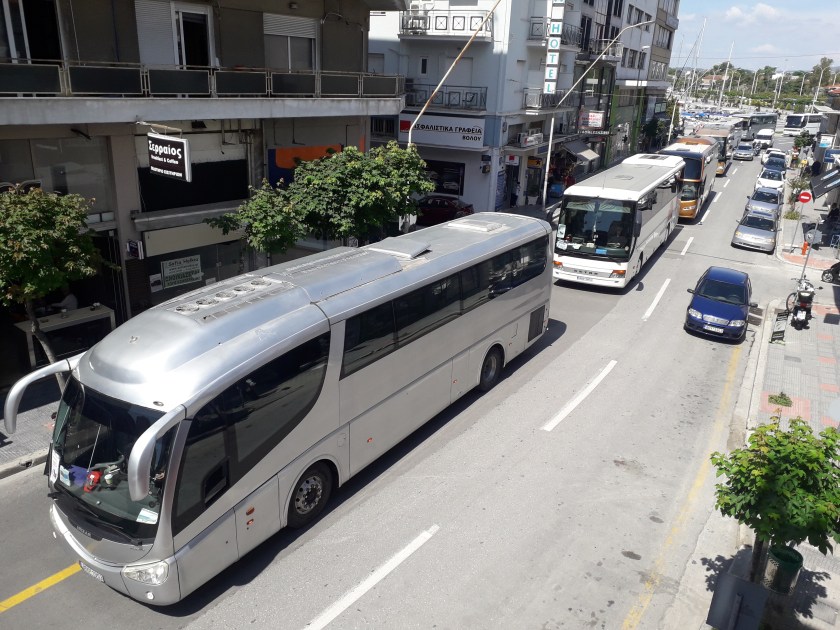 Με μαύρες σημαίες, δεκάδες τουριστικά λεωφορεία στον Βόλο σε εντυπωσιακή διαμαρτυρία (photos,video)