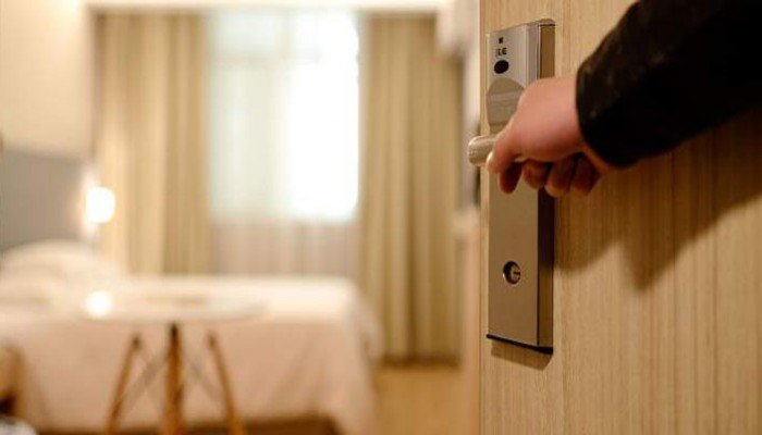 Πέντε ιδιοκτήτες μεγάλων ξενοδοχείων στα Χανιά απαντούν αν θα ανοίξουν τα ξενοδοχεία τους