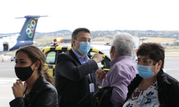 Υποδοχή της πρώτης πτήσης στο αεροδρόμιο «Μακεδονία» – Α. Τζιτζικώστας: «Η φετινή τουριστική περίοδος αρχίζει με απόλυτη ασφάλεια, αλλά απαιτείται ιδιαίτερη προσοχή»