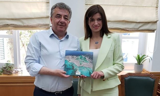 Συνάντηση με την τομεάρχη Τουρισμού της Κοινοβουλευτικής Ομάδας του ΣΥΡΙΖΑ και βουλευτή Α’ Θεσσαλονίκης Κατερίνα Νοτοπούλου είχε σήμερα ο περιφερειάρχης Κρήτης Σταύρος Αρναουτάκης.