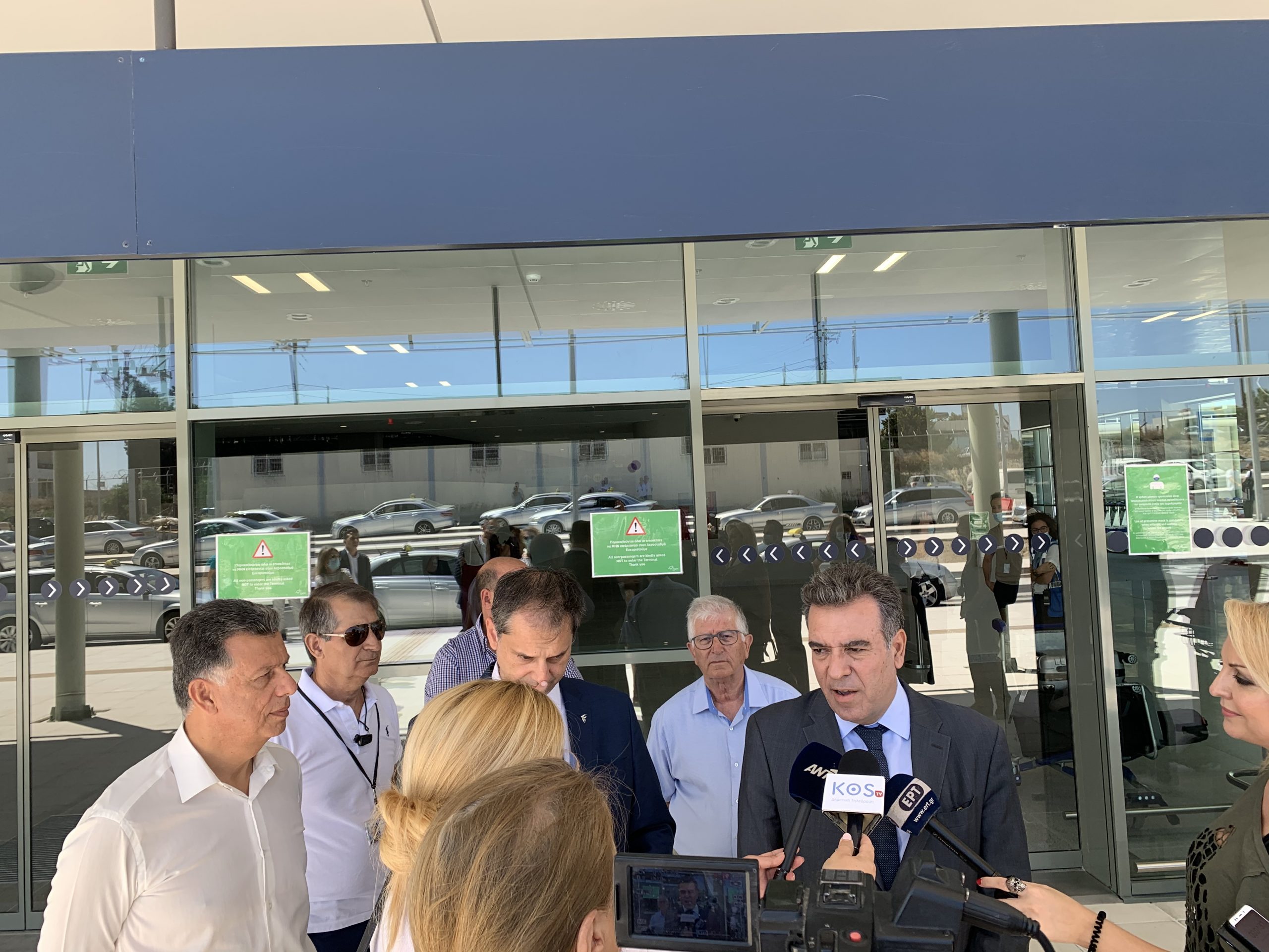 Δηλώσεις Χάρη Θεοχάρη και Μάνου Κόνσολα στο αεροδρόμιο της Κω
