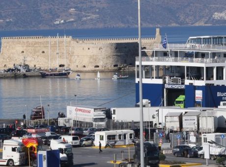 Έκρηξη σε πλοίο στο λιμάνι του Ηρακλείου | 4 τραυματίες