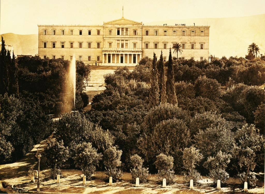 παλαιά ανάκτορα σημερινή Βουλή των Ελλήνων και η πλατεία Συντάγματος γύρω στα 1888.