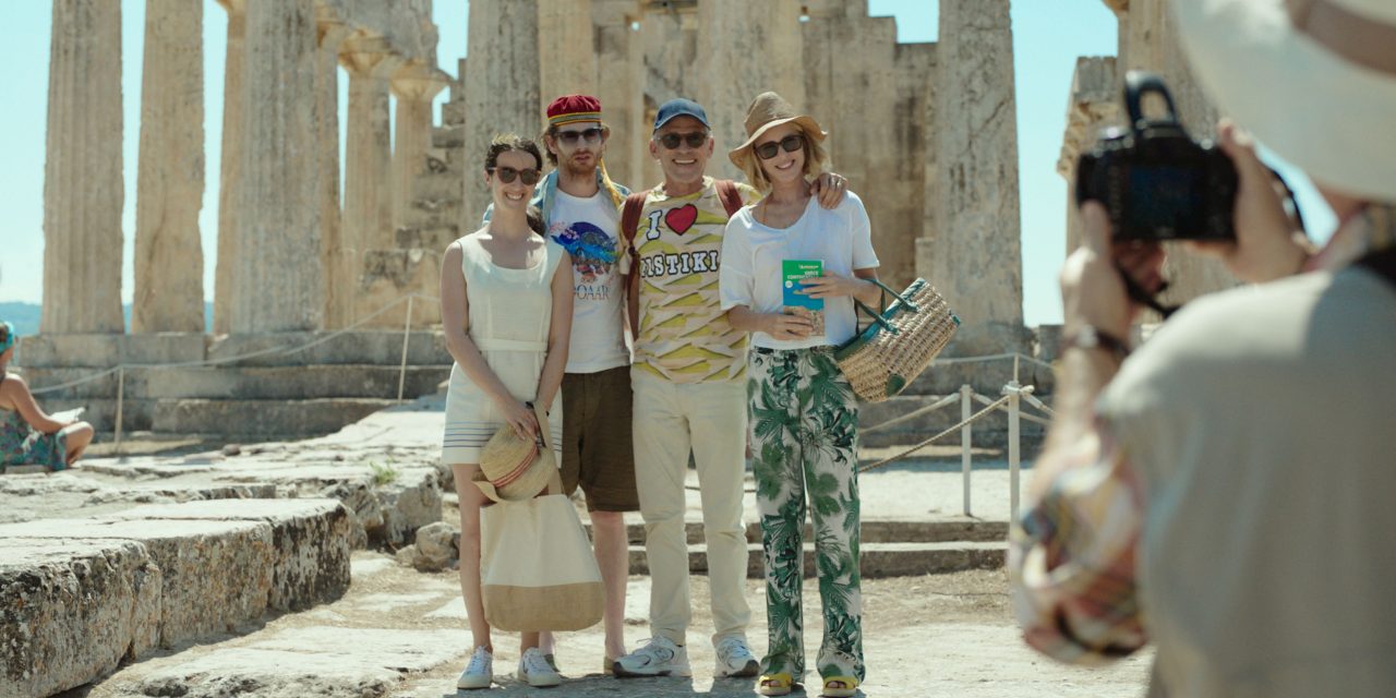 «On sourit pour la photo»: Η γαλλική ταινία που υμνεί το ελληνικό καλοκαίρι – Τα γυρίσματα πραγματοποιήθηκαν με την υποστήριξη του ΕΟΤ σε Αττική και Αίγινα
