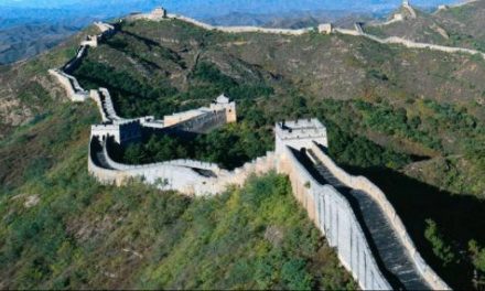 Πλήθος κόσμου συρρέει στο Σινικό Τείχος της Κίνας παρά τον κορωνοϊό – Τι κίνητρα δόθηκαν από τις τοπικές αρχές.