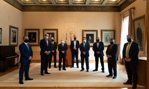 Στην τελετή υπογραφής του Συμφώνου Συνεργασίας για την έναρξη των έργων της Διπλής Ανάπλασης στο Βοτανικό και στη Λεωφόρο Αλεξάνδρας που πραγματοποιήθηκε στο Δημαρχείο της Αθήνας, ο Περιφερειάρχης Αττικής Γ. Πατούλης