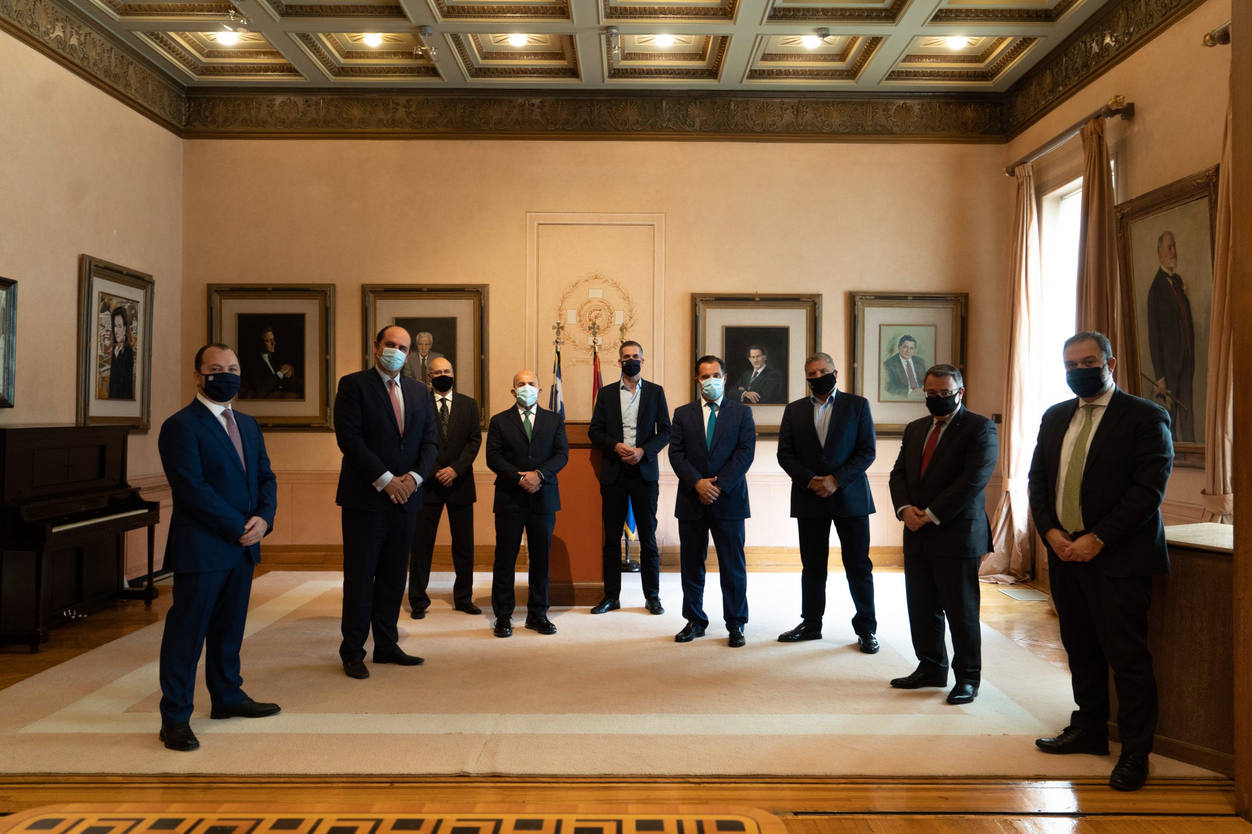 Στην τελετή υπογραφής του Συμφώνου Συνεργασίας για την έναρξη των έργων της Διπλής Ανάπλασης στο Βοτανικό και στη Λεωφόρο Αλεξάνδρας που πραγματοποιήθηκε στο Δημαρχείο της Αθήνας, ο Περιφερειάρχης Αττικής Γ. Πατούλης