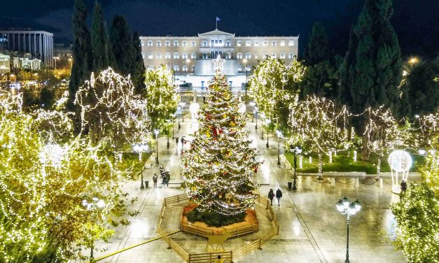 Μια Αθηναϊκή χριστουγεννιάτικη ιστορία (Φώτο + ταινία)                      Ο Δήμος Αθηναίων ανάβει το Χριστουγεννιάτικο δέντρο, αλλιώς…