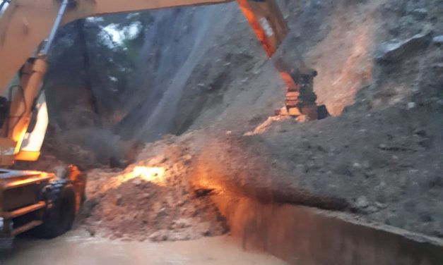 Στο τμήμα του επαρχιακού οδικού δικτύου μεταξύ Καπανδριτίου και Βαρνάβα που έκλεισε λόγω κατολίσθησης εξαιτίας των βροχοπτώσεων