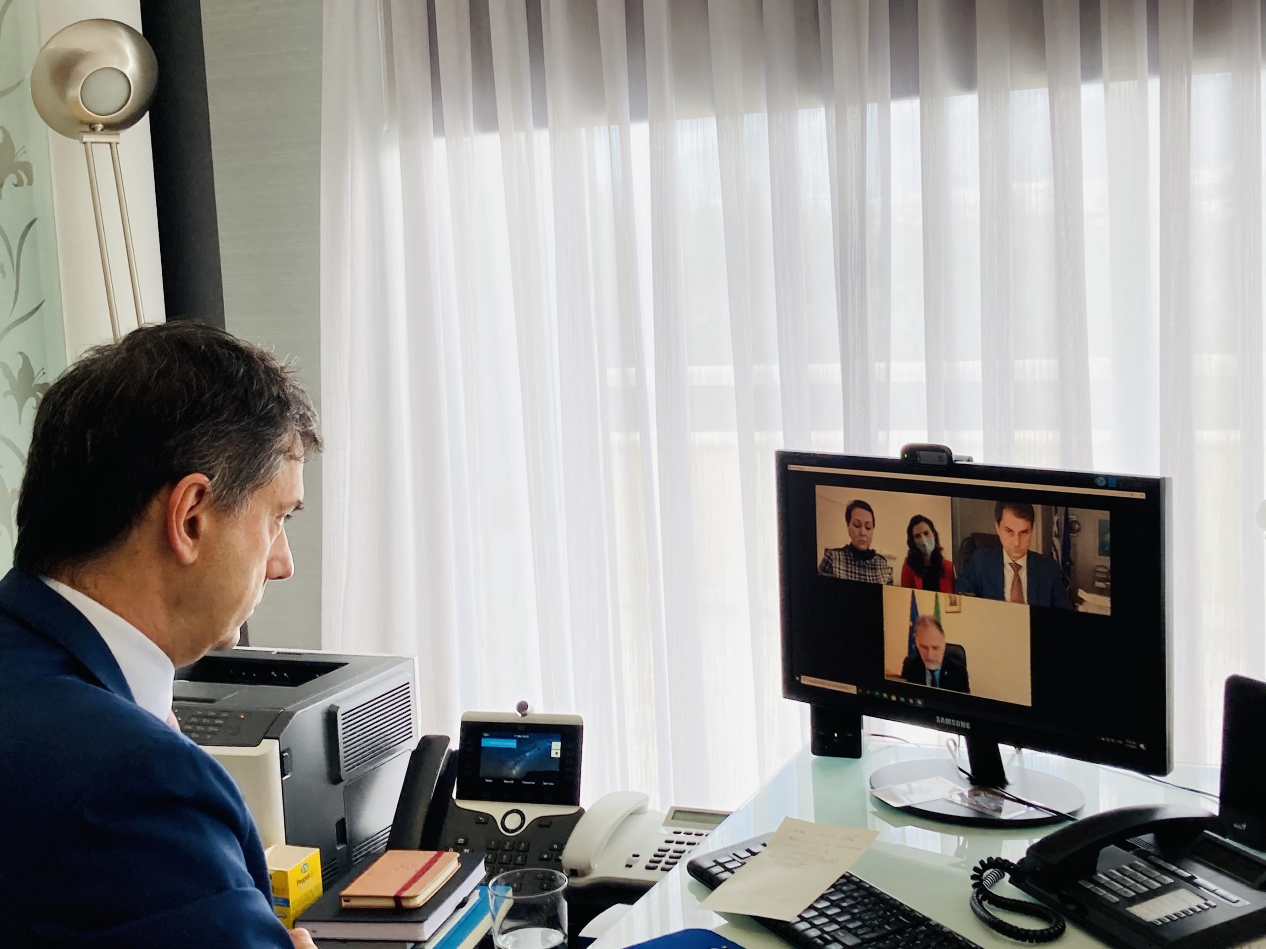 Τηλεδιάσκεψη Χάρη Θεοχάρη με τον Ιταλό ομόλογό του Massimo Garavaglia