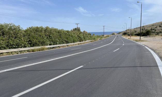 Ξεκίνησαν οι εργασίες βελτίωσης της οδικής ασφάλειας στην παραλιακή λεωφόρο Βάρκιζας-Σουνίου από την Περιφέρεια Αττικής