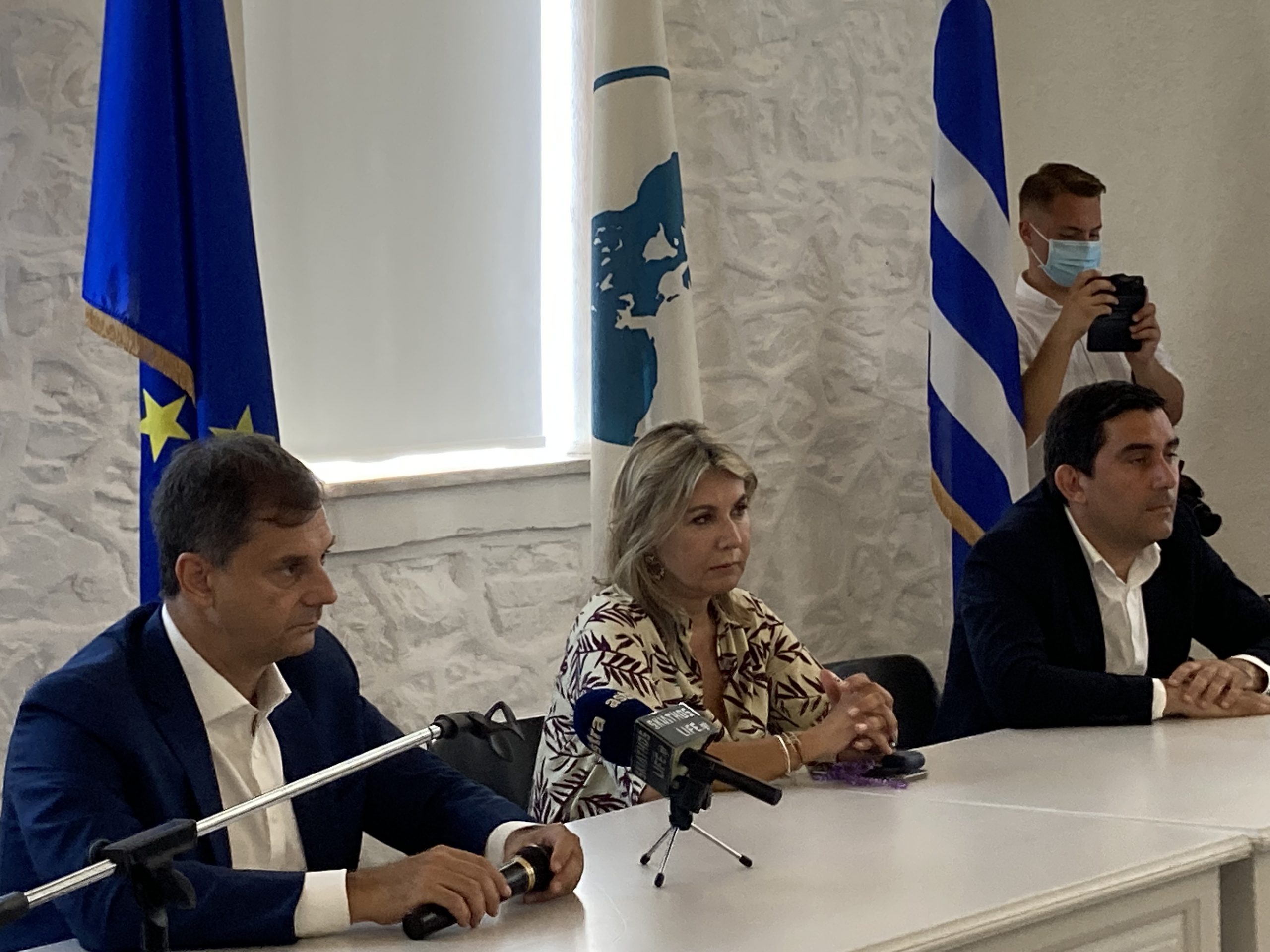Χ. Θεοχάρης κατά την επίσκεψή του στη Σκιάθο: «Ο εμβολιασμός, το εισιτήριο εξόδου προς την ελευθερία»