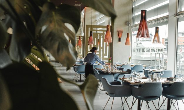 ΚΙΝΑΛ: Ερώτηση στη Βουλή για εργαζόμενους στον επισιτισμό – τουρισμό «Δεν δικαιούνται επίδομα ανεργίας»