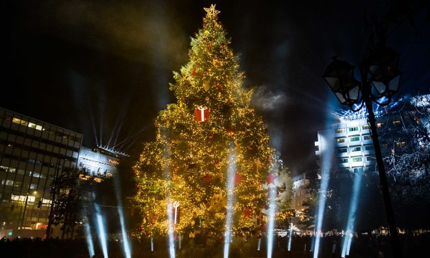 Η Αθήνα «πλημμύρισε» με φως και λάμψη στο κέντρο και στις γειτονιές