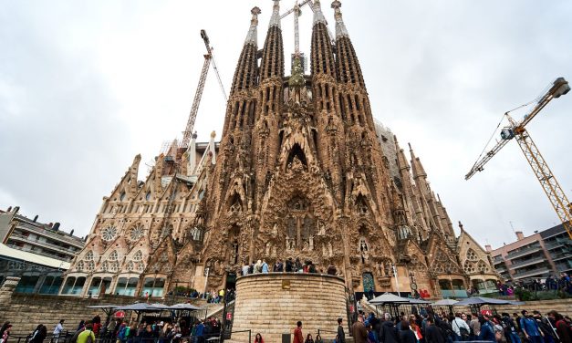 Βαρκελώνη: Από το «tourist go home» στο «please return»