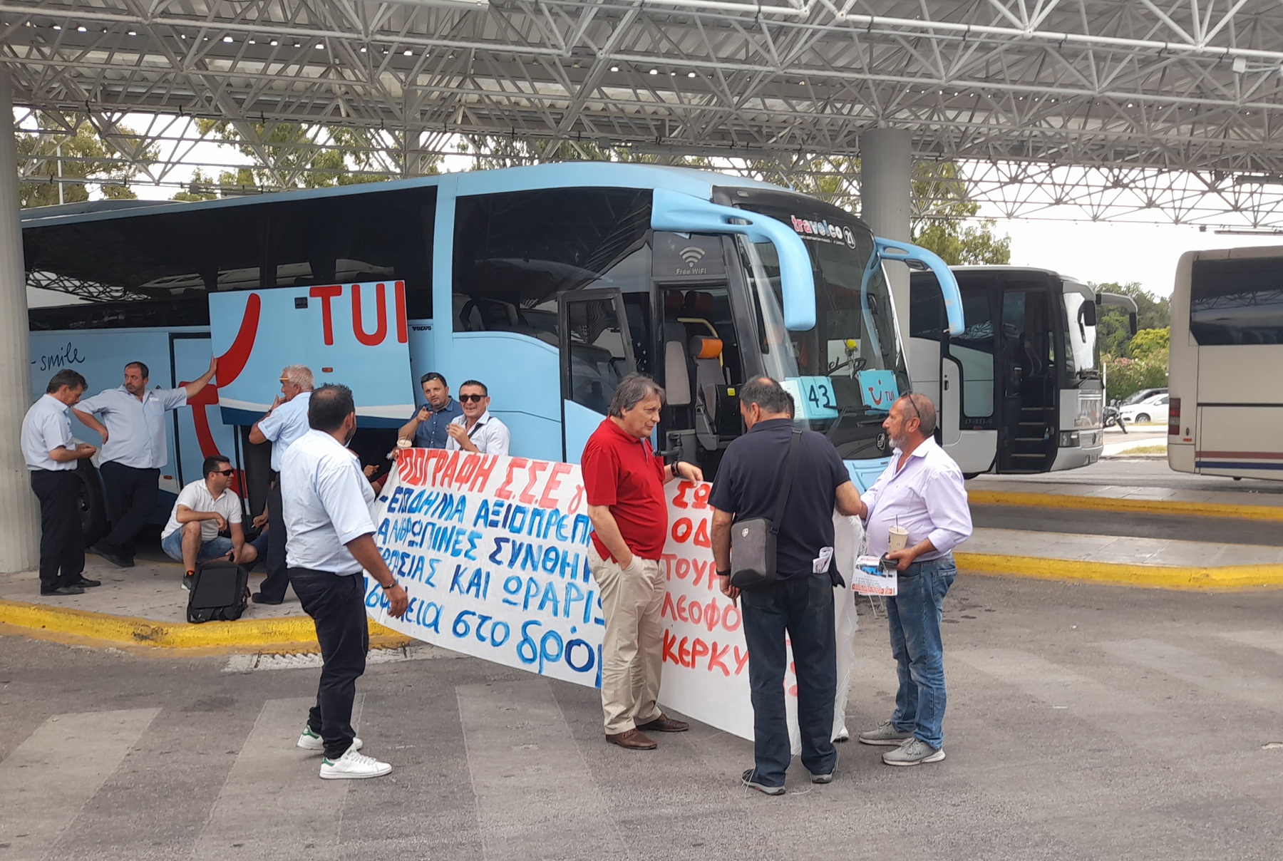 Ο Αυλωνίτης στην στάση εργασίας του Σωματείου Οδηγών των εν Κερκύρα Τουριστικών Επιχειρήσεων