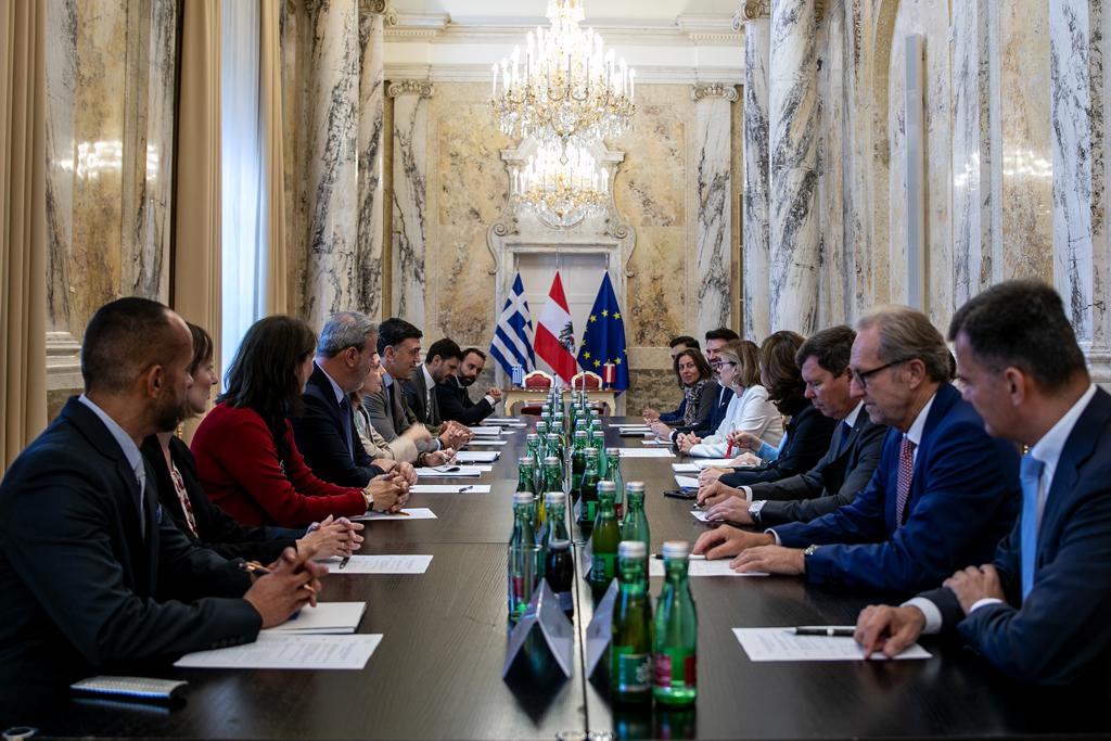 Κικίλιας από τη Βιέννη: «Ανταποκρίνονται οι Αυστριακοί στο κάλεσμα να περάσουν το χειμώνα τους στην Ελλάδα»
