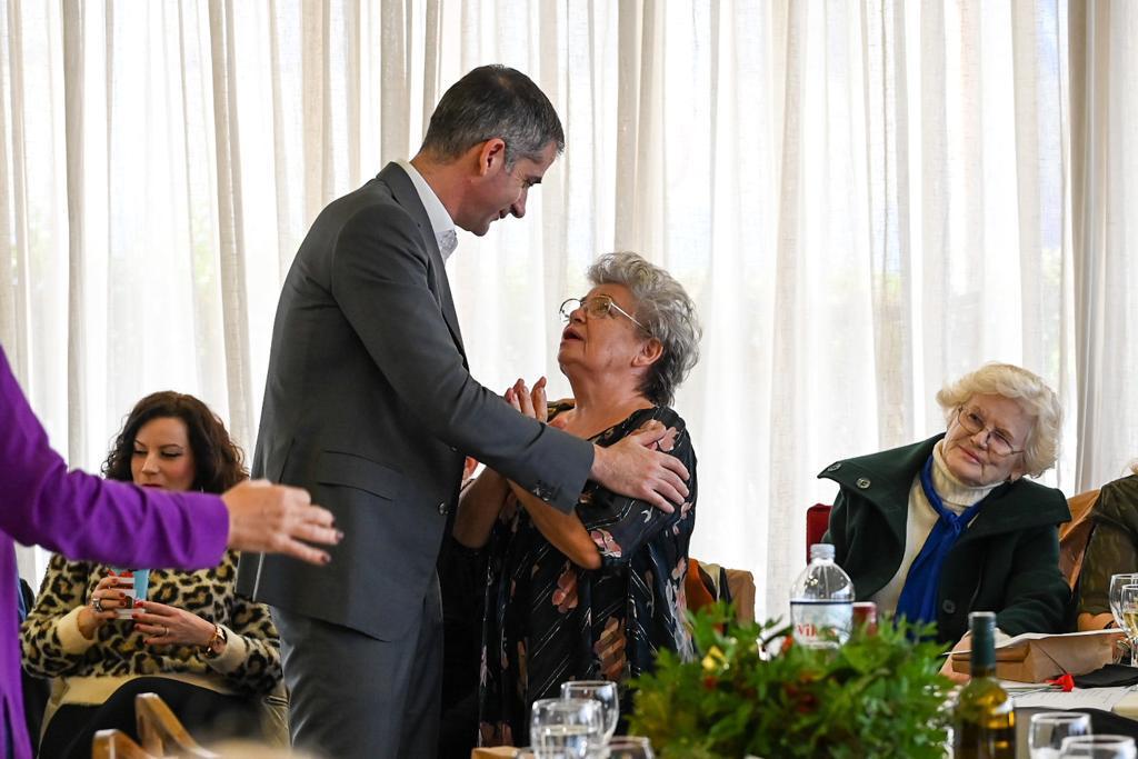 Ο Δήμος Αθηναίων γίνεται μια «ανοιχτή αγκαλιά» για όλους και αυτές τις γιορτές