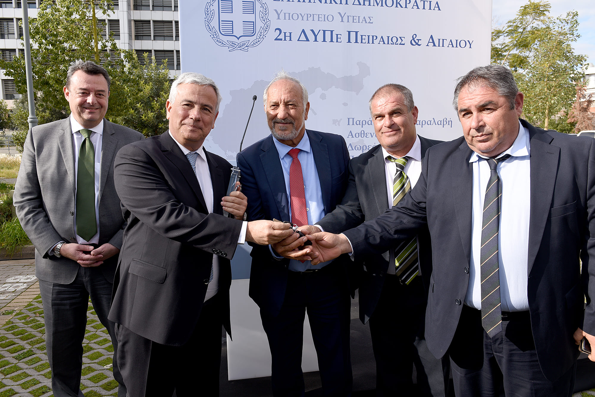 ΔΥΟ ΥΠΕΡΣΥΓΧΡΟΝΑ ΑΣΘΕΝΟΦΟΡΑ ΣΤΟ ΠΛΕΥΡΟ ΤΩΝ ΝΗΣΙΩΤΩΝ 