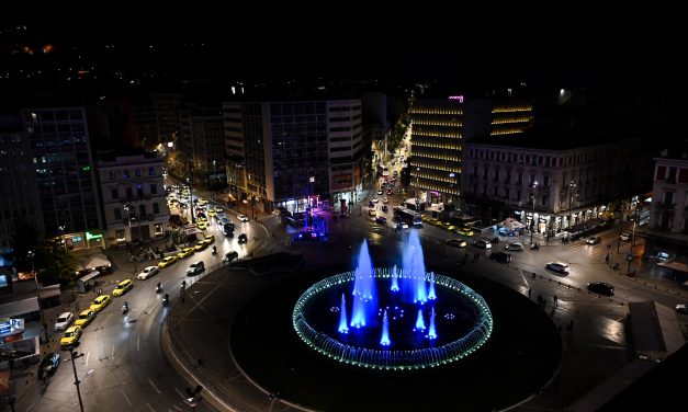 Εντυπωσιακές φωτό από το Σιντριβάνι της Ομόνοιας – «Βάφτηκε» στα χρώματα της Ελλάδας