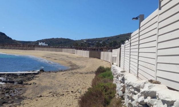 Η φωτογραφία που προκάλεσε αντιδράσεις Μύκονος Οργή για τον φράχτη σε παραλία του νησιού