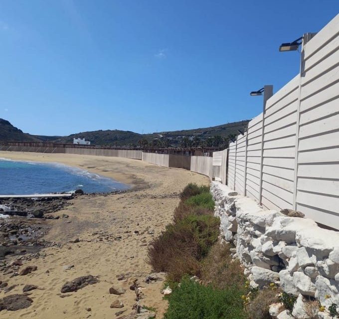 Η φωτογραφία που προκάλεσε αντιδράσεις Μύκονος Οργή για τον φράχτη σε παραλία του νησιού
