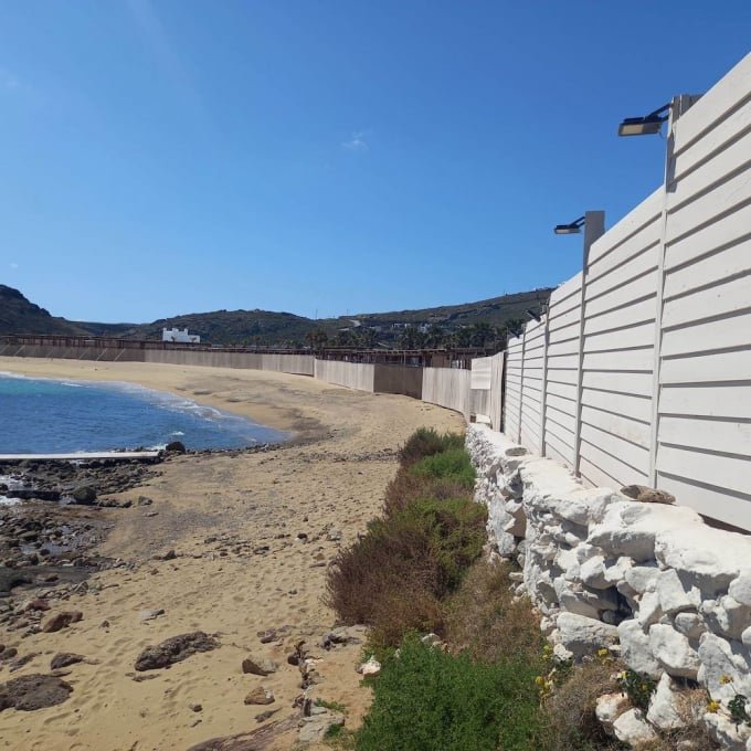 Η φωτογραφία που προκάλεσε αντιδράσεις Μύκονος Οργή για τον φράχτη σε παραλία του νησιού