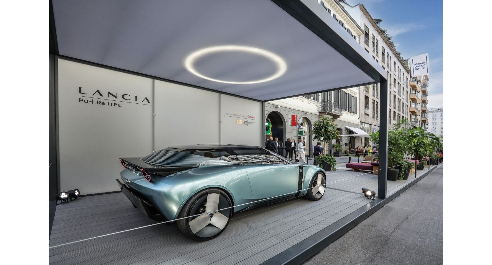 Lancia Pu+Ra HPE: Το πρώτο αυτοκίνητο της νέας εποχής της Ιταλικής μάρκας, μαγεύει το κέντρο του Μιλάνο