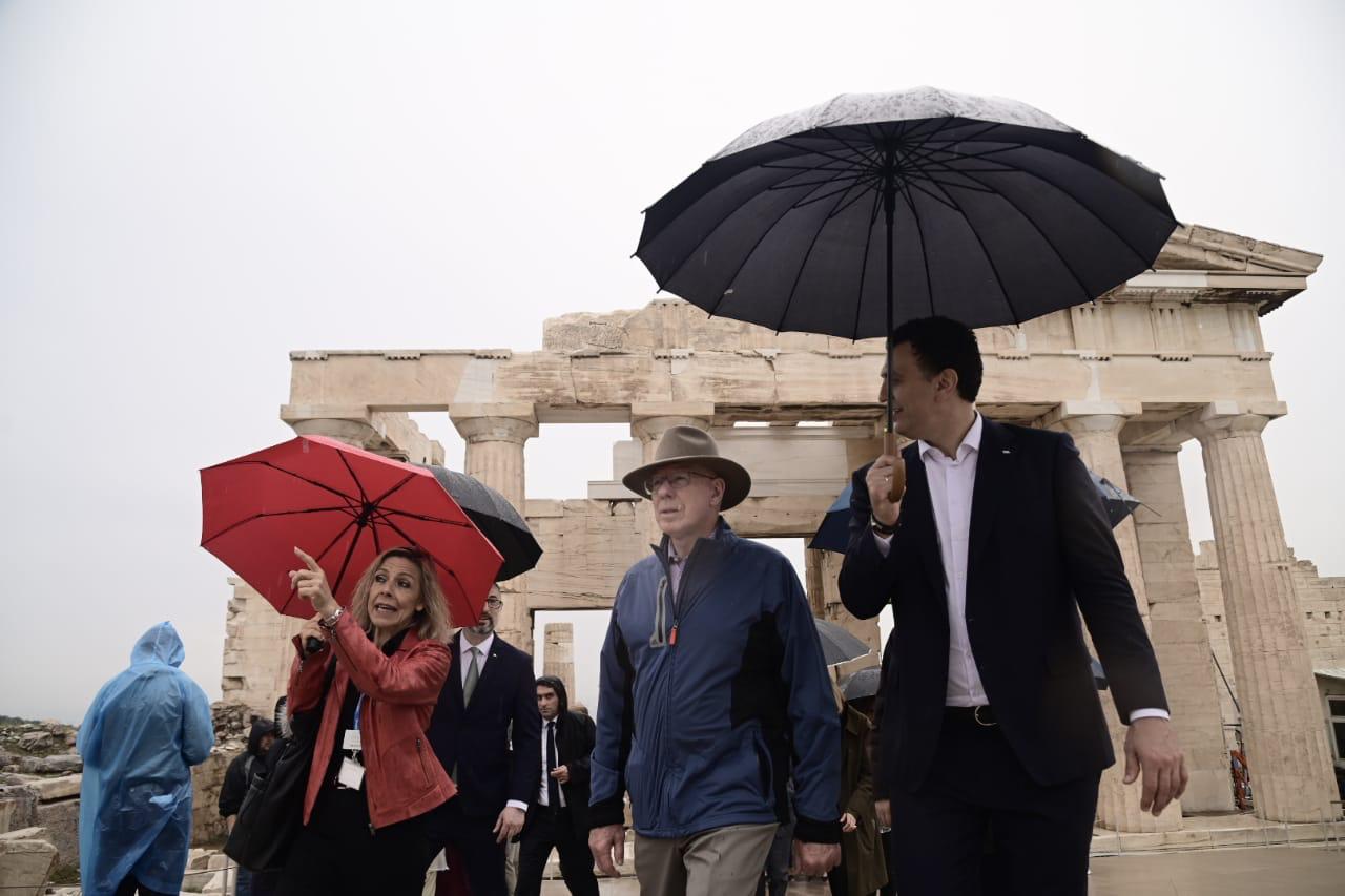 Στην Ακρόπολη ο Γενικός Κυβερνήτης Αυστραλίας D. Hurley με τον Έλληνα Υπουργό Τουρισμού. Β. Κικίλιας: “Είμαστε περήφανοι για το άνοιγμα γραφείου ΕΟΤ στη Μελβούρνη