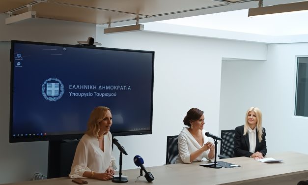 Ανέλαβαν τα καθήκοντα τους στο υπουργείο Τουρισμού η νέα υπουργός κυρία Όλγα Κεφαλογιάννη και η υφυπουργός κυρία Έλενα Ράπτη.