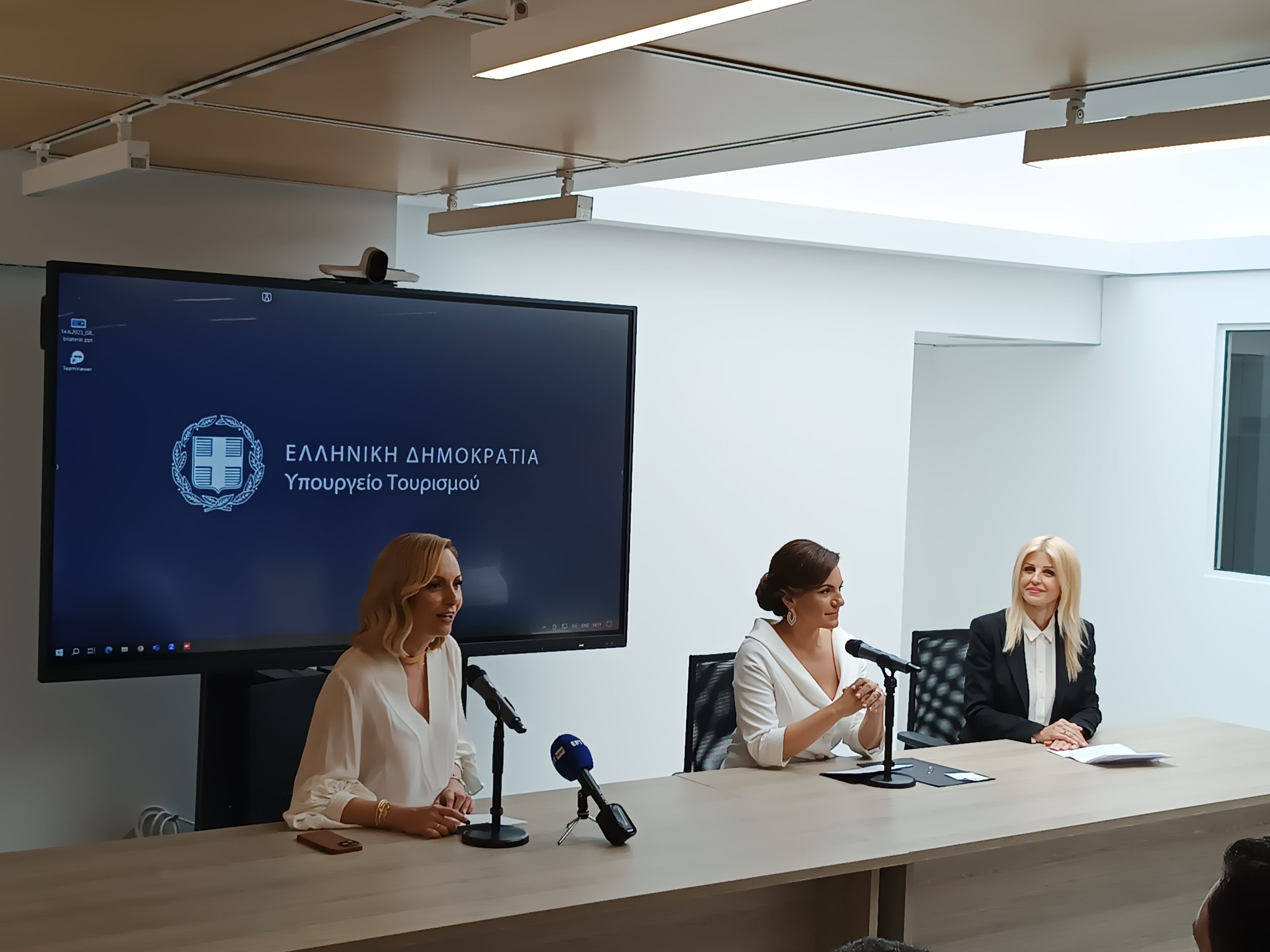 Ανέλαβαν τα καθήκοντα τους στο υπουργείο Τουρισμού η νέα υπουργός κυρία Όλγα Κεφαλογιάννη και η υφυπουργός κυρία Έλενα Ράπτη.