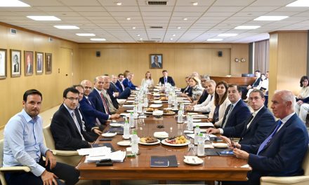 <strong>Συνάντηση του Υπουργού Ναυτιλίας & Νησιωτικής Πολιτικής κ. Μιλτιάδη Βαρβιτσιώτη με το Δ.Σ της Ένωσης Ελλήνων Εφοπλιστών (Πειραιάς,</strong>